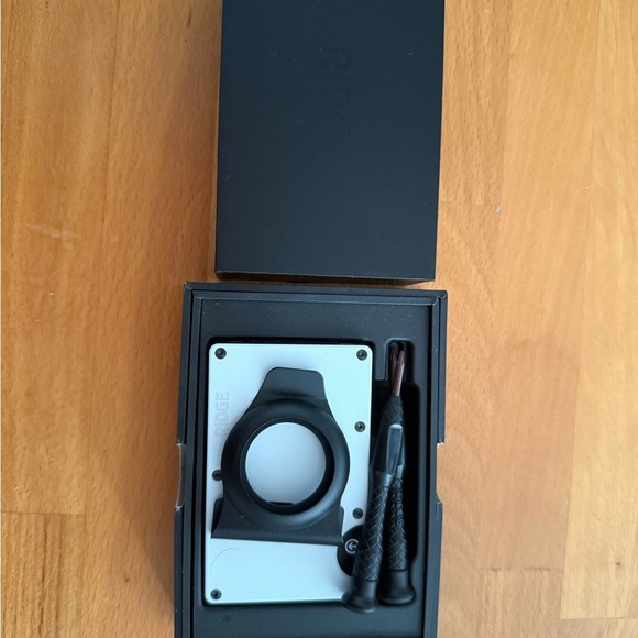 The Ridge Wallet w/ Apple AirTag Money Clip Accessory - Polar White NWOT - Picture 6 of 12